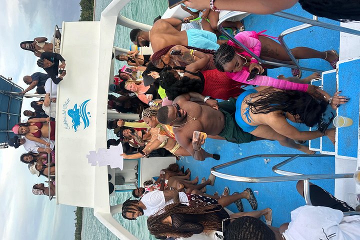 Hip Hop party boat cruise alleen voor volwassenen met DJ en open bar in Punta Cana, foto 31 | wizardtrip