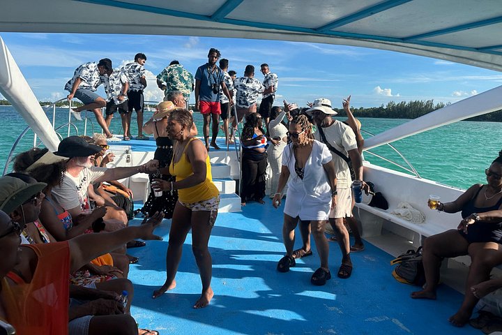Hip Hop party boat cruise alleen voor volwassenen met DJ en open bar in Punta Cana, foto 40 | wizardtrip