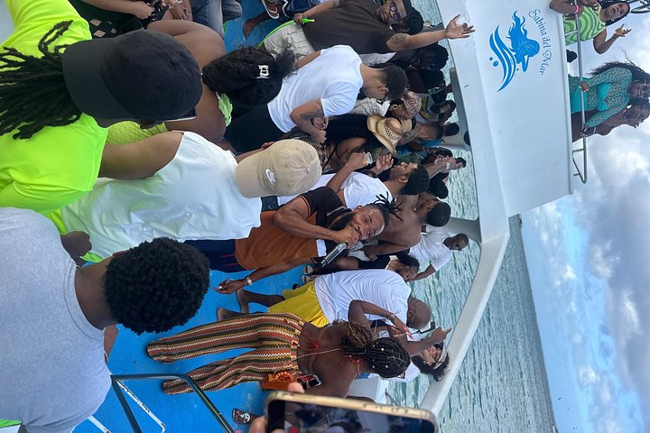 Hip Hop party boat cruise alleen voor volwassenen met DJ en open bar in Punta Cana, foto 42 | wizardtrip