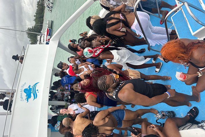 Hip Hop party boat cruise alleen voor volwassenen met DJ en open bar in Punta Cana, foto 44 | wizardtrip