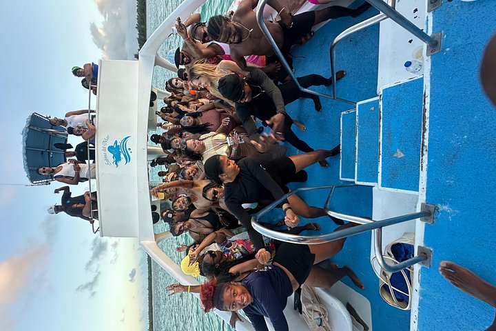 Hip Hop party boat cruise alleen voor volwassenen met DJ en open bar in Punta Cana, foto 46 | wizardtrip
