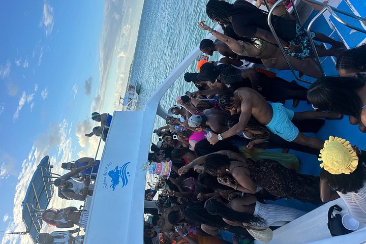 Hip Hop party boat cruise alleen voor volwassenen met DJ en open bar in Punta Cana, foto 47 | wizardtrip