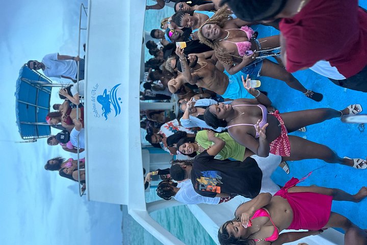 Hip Hop party boat cruise alleen voor volwassenen met DJ en open bar in Punta Cana, foto 48 | wizardtrip