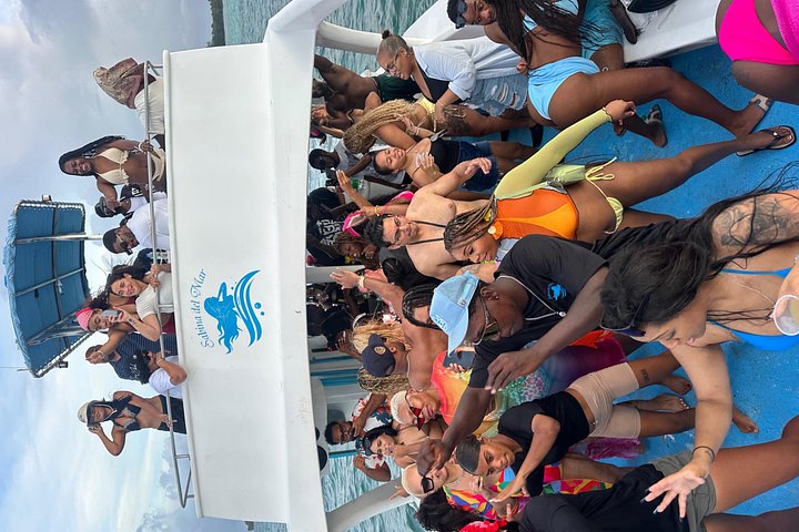 Hip Hop party boat cruise alleen voor volwassenen met DJ en open bar in Punta Cana, foto 50 | wizardtrip