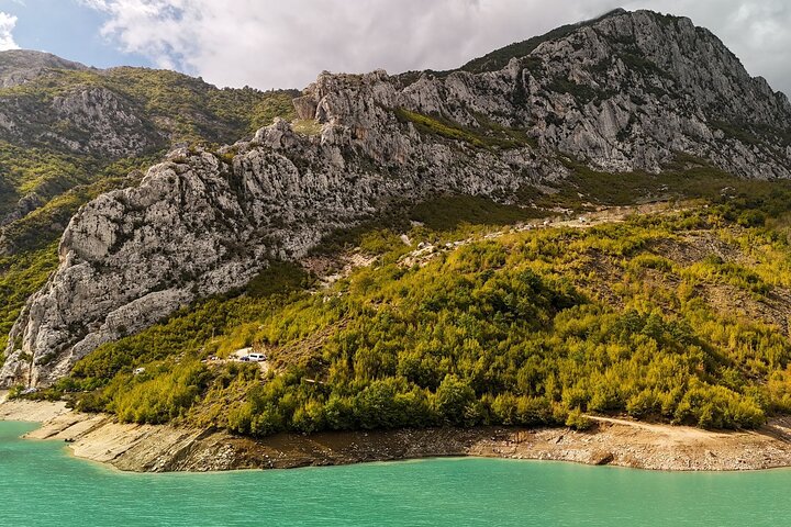 Vandringstur till Bovillasjön och Gamti-berget från Tirana, Albanien, med fokus på naturlandskap och panoramautsikt, foto 6 | wizardtrip