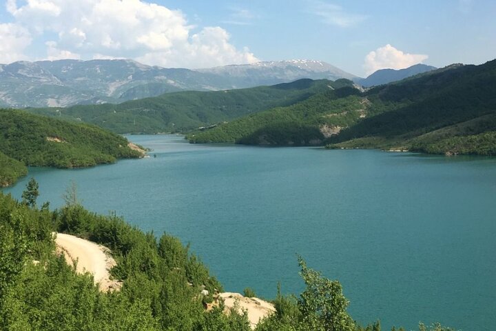 Vandringstur till Bovillasjön och Gamti-berget från Tirana, Albanien, med fokus på naturlandskap och panoramautsikt, foto 14 | wizardtrip