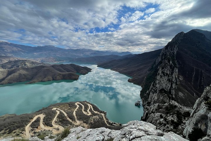 Vandringstur till Bovillasjön och Gamti-berget från Tirana, Albanien, med fokus på naturlandskap och panoramautsikt, foto 16 | wizardtrip