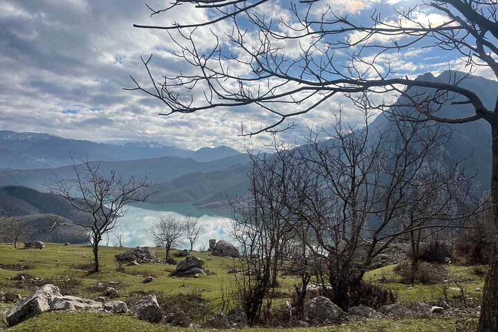 Vandringstur till Bovillasjön och Gamti-berget från Tirana, Albanien, med fokus på naturlandskap och panoramautsikt, foto 17 | wizardtrip