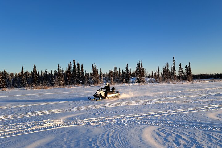 Schneemobil-Abenteuer für Anfänger in Yellowknife | wizardtrip
