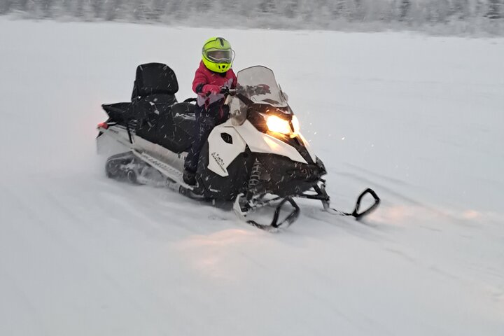 Avventura in motoslitta per principianti su laghi ghiacciati e sentieri forestali a Yellowknife, foto 7 | wizardtrip