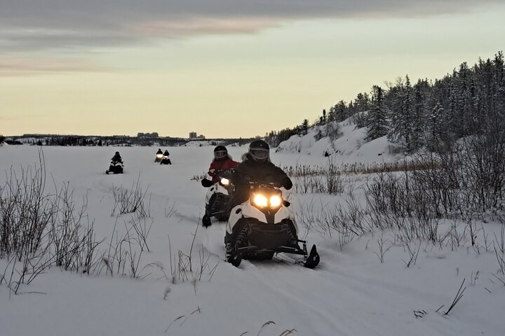 Avventura in motoslitta per principianti su laghi ghiacciati e sentieri forestali a Yellowknife, foto 9 | wizardtrip