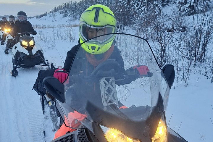 Avventura in motoslitta per principianti su laghi ghiacciati e sentieri forestali a Yellowknife, foto 14 | wizardtrip