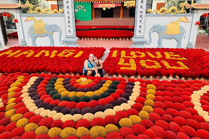 Hanoi traditional craft tour: lacquer painting, incense making, and conical hat crafting in local villages, photo 17 | wizardtrip