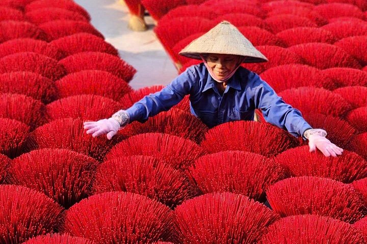 Hanoi traditional craft tour: lacquer painting, incense making, and conical hat crafting in local villages, photo 18 | wizardtrip