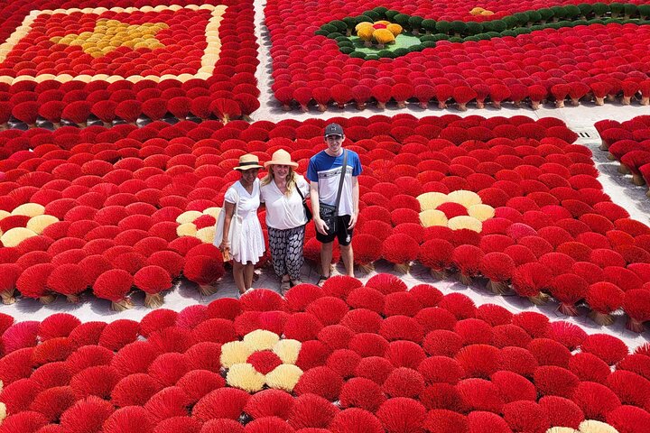 Hanoi traditional craft tour: lacquer painting, incense making, and conical hat crafting in local villages, photo 21 | wizardtrip
