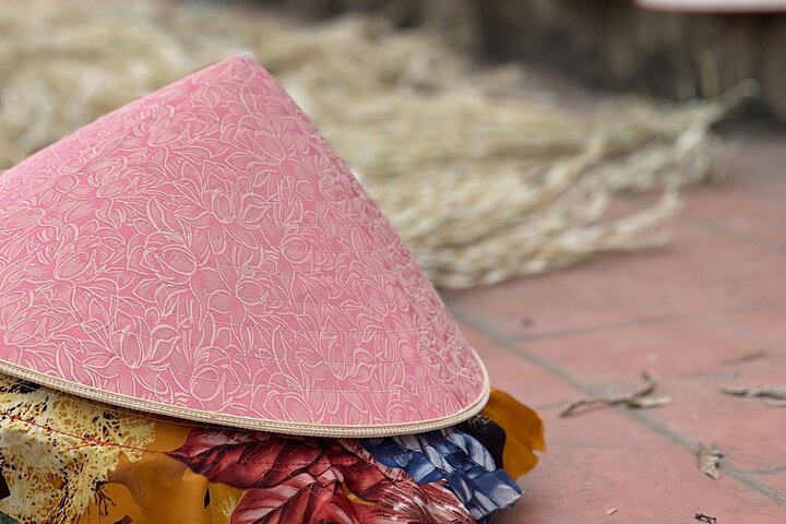 Visite photo immersive capturant la fabrication traditionnelle de chapeaux coniques vietnamiens et la production d'encens à Hanoï, photo 8 | wizardtrip