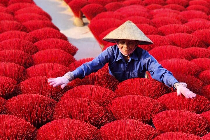 Visite photo immersive capturant la fabrication traditionnelle de chapeaux coniques vietnamiens et la production d'encens à Hanoï, photo 11 | wizardtrip
