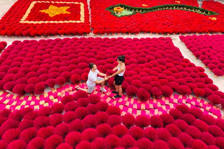Visite photo immersive capturant la fabrication traditionnelle de chapeaux coniques vietnamiens et la production d'encens à Hanoï, photo 14 | wizardtrip