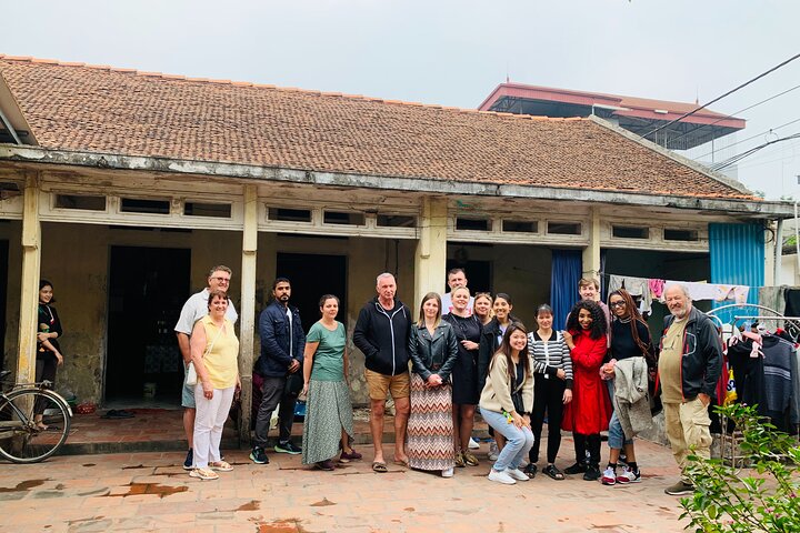 Visite photo immersive capturant la fabrication traditionnelle de chapeaux coniques vietnamiens et la production d'encens à Hanoï, photo 15 | wizardtrip