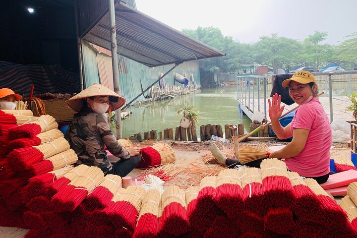 Visite photo immersive capturant la fabrication traditionnelle de chapeaux coniques vietnamiens et la production d'encens à Hanoï, photo 17 | wizardtrip