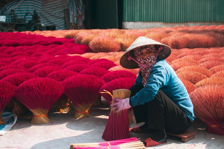Visite photo immersive capturant la fabrication traditionnelle de chapeaux coniques vietnamiens et la production d'encens à Hanoï, photo 18 | wizardtrip