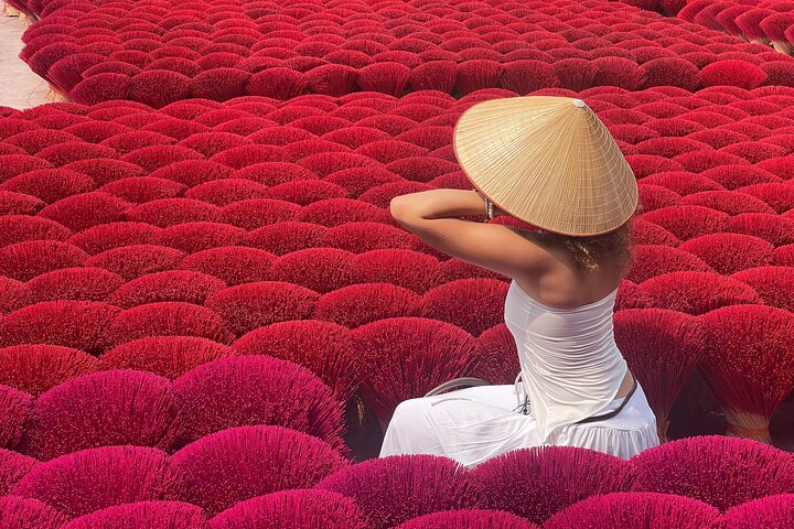 Visite photo immersive capturant la fabrication traditionnelle de chapeaux coniques vietnamiens et la production d'encens à Hanoï, photo 24 | wizardtrip