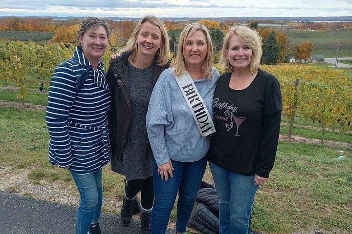 Tour de vino en SUV de lujo en Old Mission Peninsula, Traverse City, Michigan, con viñedos y vistas a la bahía, foto 11 | wizardtrip
