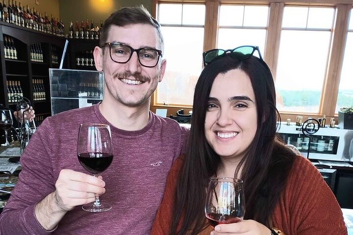 Tour de vino en SUV de lujo en Old Mission Peninsula, Traverse City, Michigan, con viñedos y vistas a la bahía, foto 12 | wizardtrip