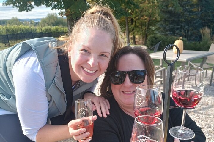 Tour de vino en SUV de lujo en Old Mission Peninsula, Traverse City, Michigan, con viñedos y vistas a la bahía, foto 18 | wizardtrip