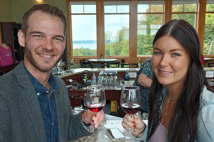 Tour de vino en SUV de lujo en Old Mission Peninsula, Traverse City, Michigan, con viñedos y vistas a la bahía, foto 30 | wizardtrip