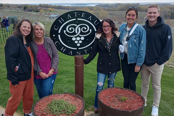 Tour de vino en SUV de lujo en Old Mission Peninsula, Traverse City, Michigan, con viñedos y vistas a la bahía, foto 33 | wizardtrip