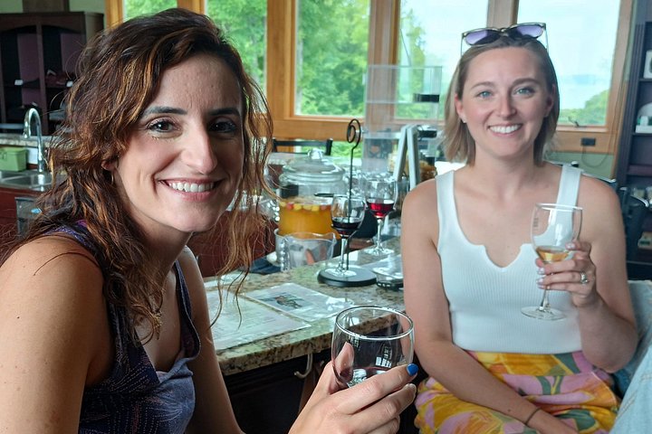 Tour de vino en SUV de lujo en Old Mission Peninsula, Traverse City, Michigan, con viñedos y vistas a la bahía, foto 44 | wizardtrip