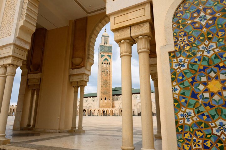 Guided tour of the Hassan II Mosque in Casablanca, Morocco, highlighting its architecture and minaret, photo 6 | wizardtrip