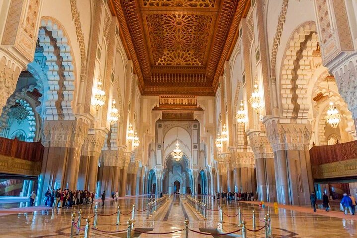 Guided tour of the Hassan II Mosque in Casablanca, Morocco, highlighting its architecture and minaret, photo 8 | wizardtrip