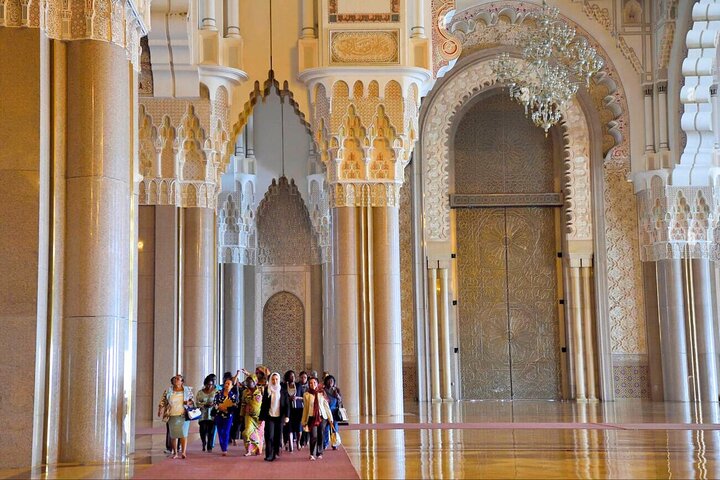 Guided tour of the Hassan II Mosque in Casablanca, Morocco, highlighting its architecture and minaret, photo 10 | wizardtrip