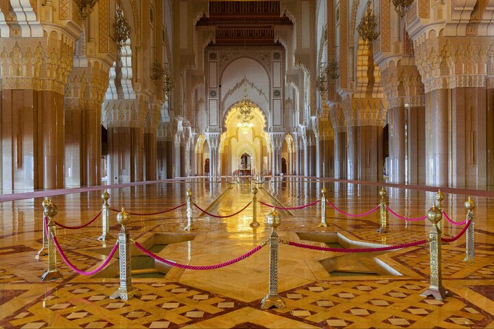 Guided tour of the Hassan II Mosque in Casablanca, Morocco, highlighting its architecture and minaret, photo 12 | wizardtrip