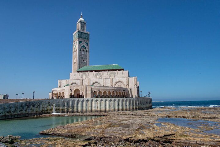 Guided tour of the Hassan II Mosque in Casablanca, Morocco, highlighting its architecture and minaret, photo 13 | wizardtrip