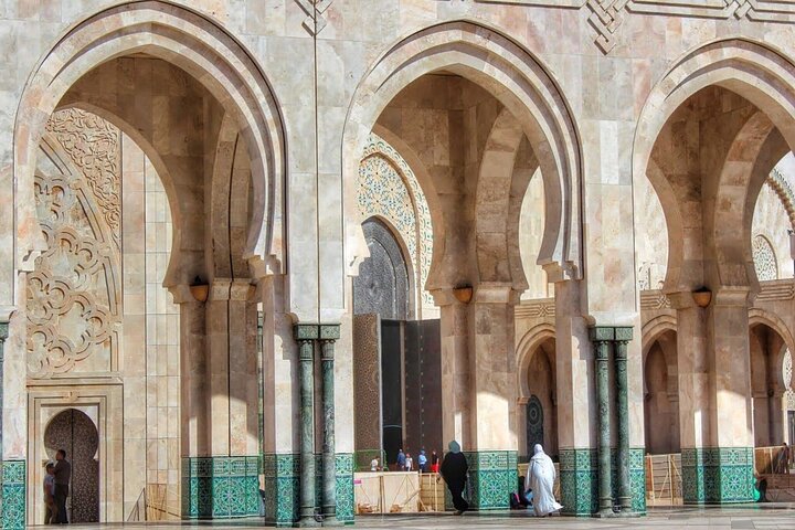 Guided tour of the Hassan II Mosque in Casablanca, Morocco, highlighting its architecture and minaret, photo 16 | wizardtrip