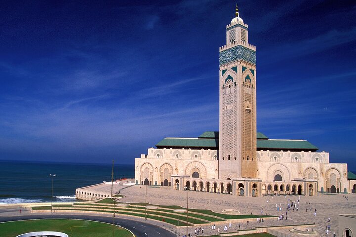 Guided tour of the Hassan II Mosque in Casablanca, Morocco, highlighting its architecture and minaret, photo 19 | wizardtrip