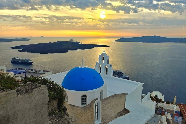 Private, anpassbare Landtour auf Santorini mit lokalem Fahrer-Reiseleiter, der malerische Dörfer und Strände erkundet, Foto 17 | wizardtrip