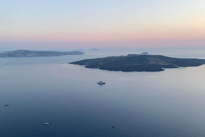Private, anpassbare Landtour auf Santorini mit lokalem Fahrer-Reiseleiter, der malerische Dörfer und Strände erkundet, Foto 21 | wizardtrip