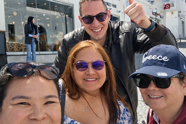 Private, anpassbare Landtour auf Santorini mit lokalem Fahrer-Reiseleiter, der malerische Dörfer und Strände erkundet, Foto 23 | wizardtrip