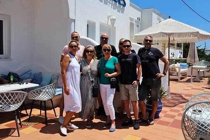 Private, anpassbare Landtour auf Santorini mit lokalem Fahrer-Reiseleiter, der malerische Dörfer und Strände erkundet, Foto 24 | wizardtrip