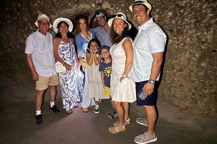 Private, anpassbare Landtour auf Santorini mit lokalem Fahrer-Reiseleiter, der malerische Dörfer und Strände erkundet, Foto 29 | wizardtrip