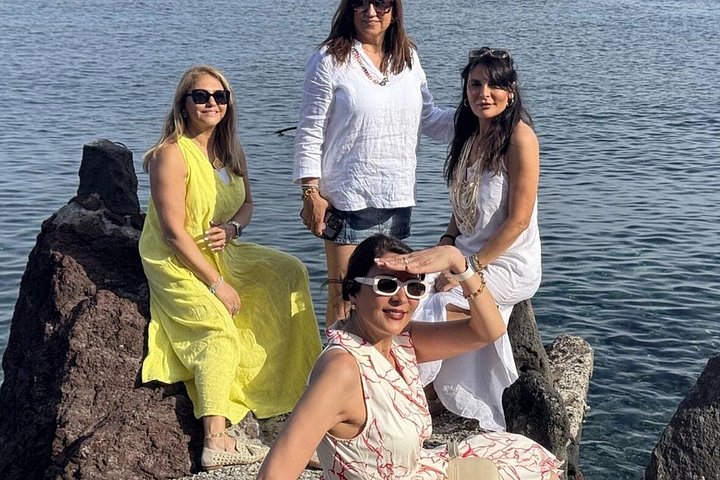 Private, anpassbare Landtour auf Santorini mit lokalem Fahrer-Reiseleiter, der malerische Dörfer und Strände erkundet, Foto 31 | wizardtrip