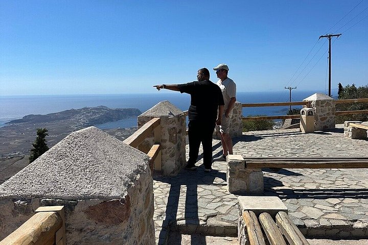 Private, anpassbare Landtour auf Santorini mit lokalem Fahrer-Reiseleiter, der malerische Dörfer und Strände erkundet, Foto 36 | wizardtrip