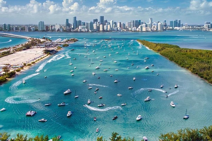 Private yacht tour in Miami offering skyline views and water activities, photo 10 | wizardtrip