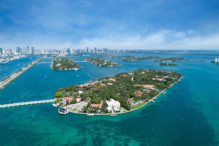 Private yacht tour in Miami offering skyline views and water activities, photo 11 | wizardtrip