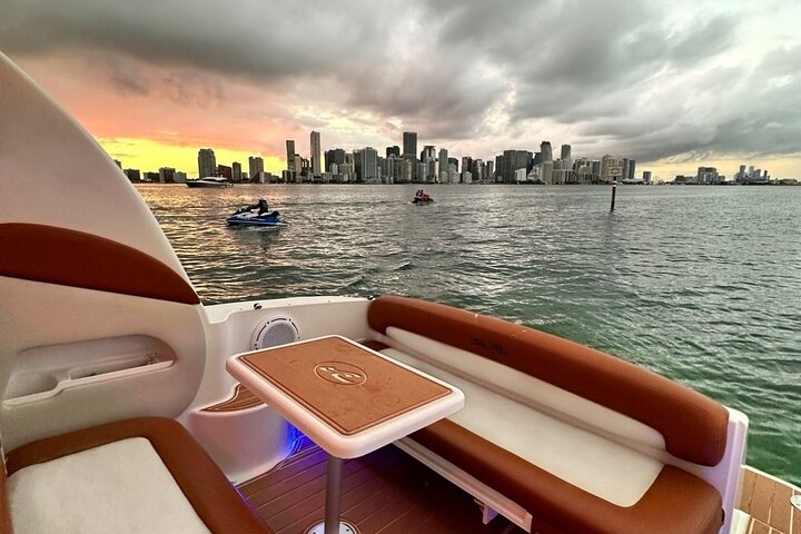 Privat yach tur i Miami med utsikt över skyline, solnedgångskryssningar och vattenaktiviteter, foto 8 | wizardtrip