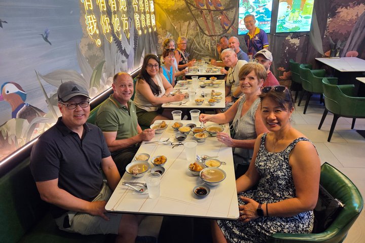 Small Group: Singapore Street Food & Night Tour mit 9 Verkostungen | wizardtrip